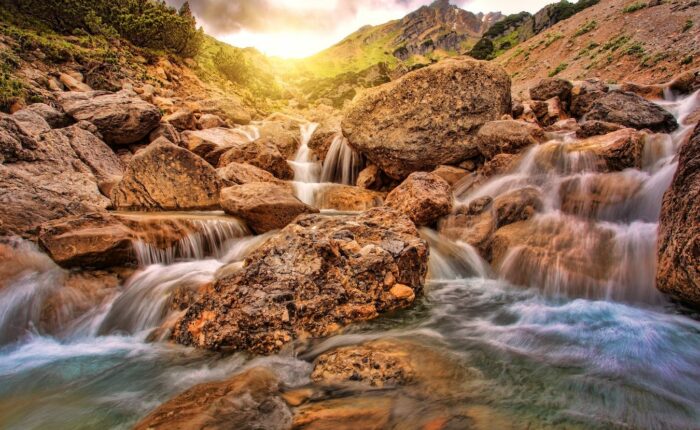 Wasserfall, der sich über steinige Felsen ergießt.