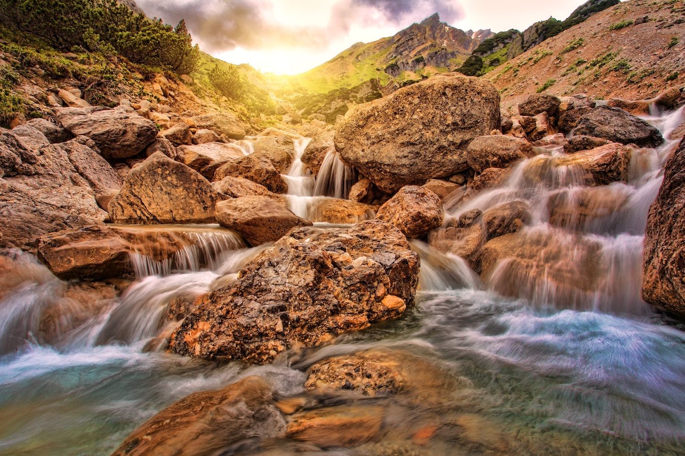 Wasserfall, der sich über steinige Felsen ergießt.