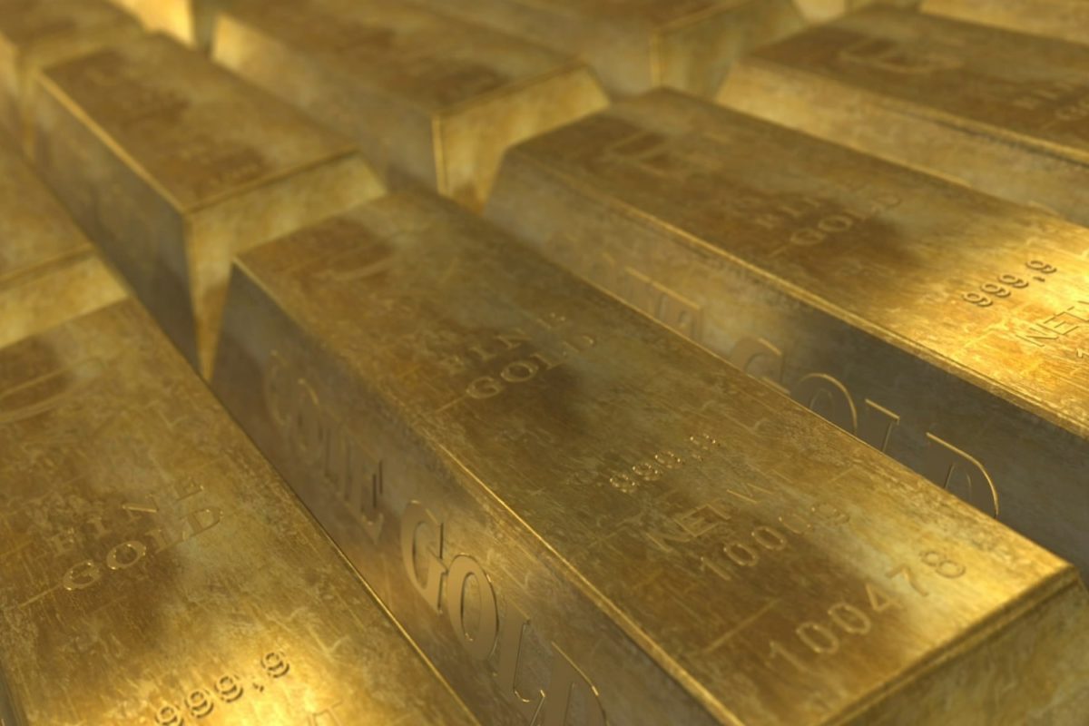 Nahaufnahme von glänzenden Goldbarren, gestapelt in paralleler Ausrichtung.