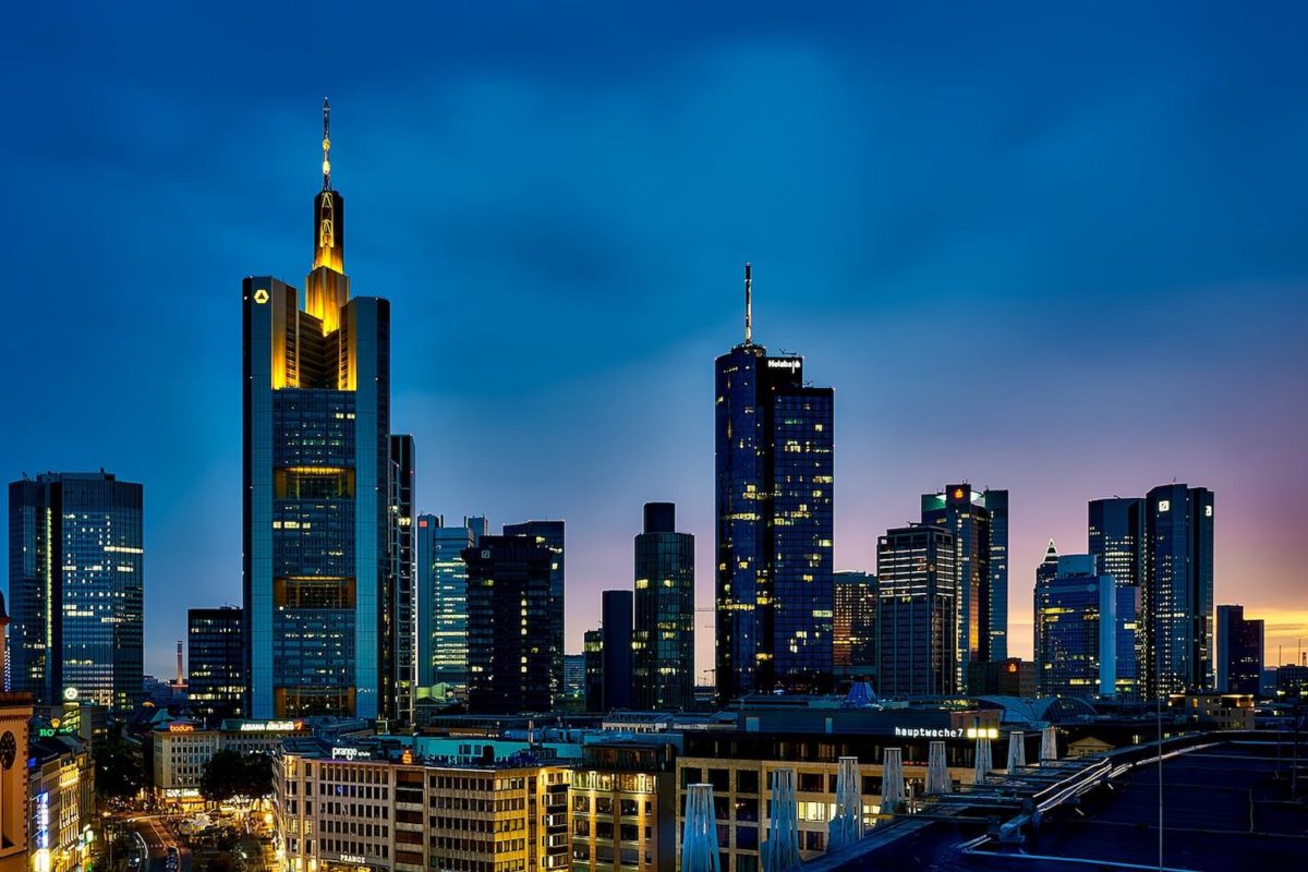 Nachtansicht einer beleuchteten Skyline.