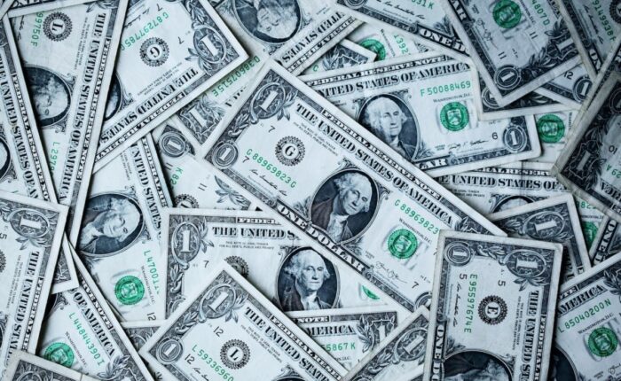 Vielzahl von US-Dollar-Scheinen flach ausgelegt.