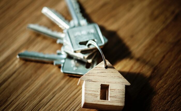 Ein Schlüsselbund mit einem Anhänger, der aussieht wie ein Haus.