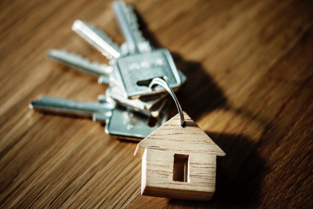 Ein Schlüsselbund mit einem Anhänger, der aussieht wie ein Haus.